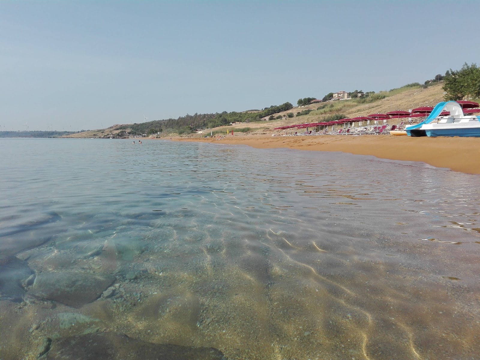 Foto di Spiaggia di Marinella con parzialmente pulito livello di pulizia