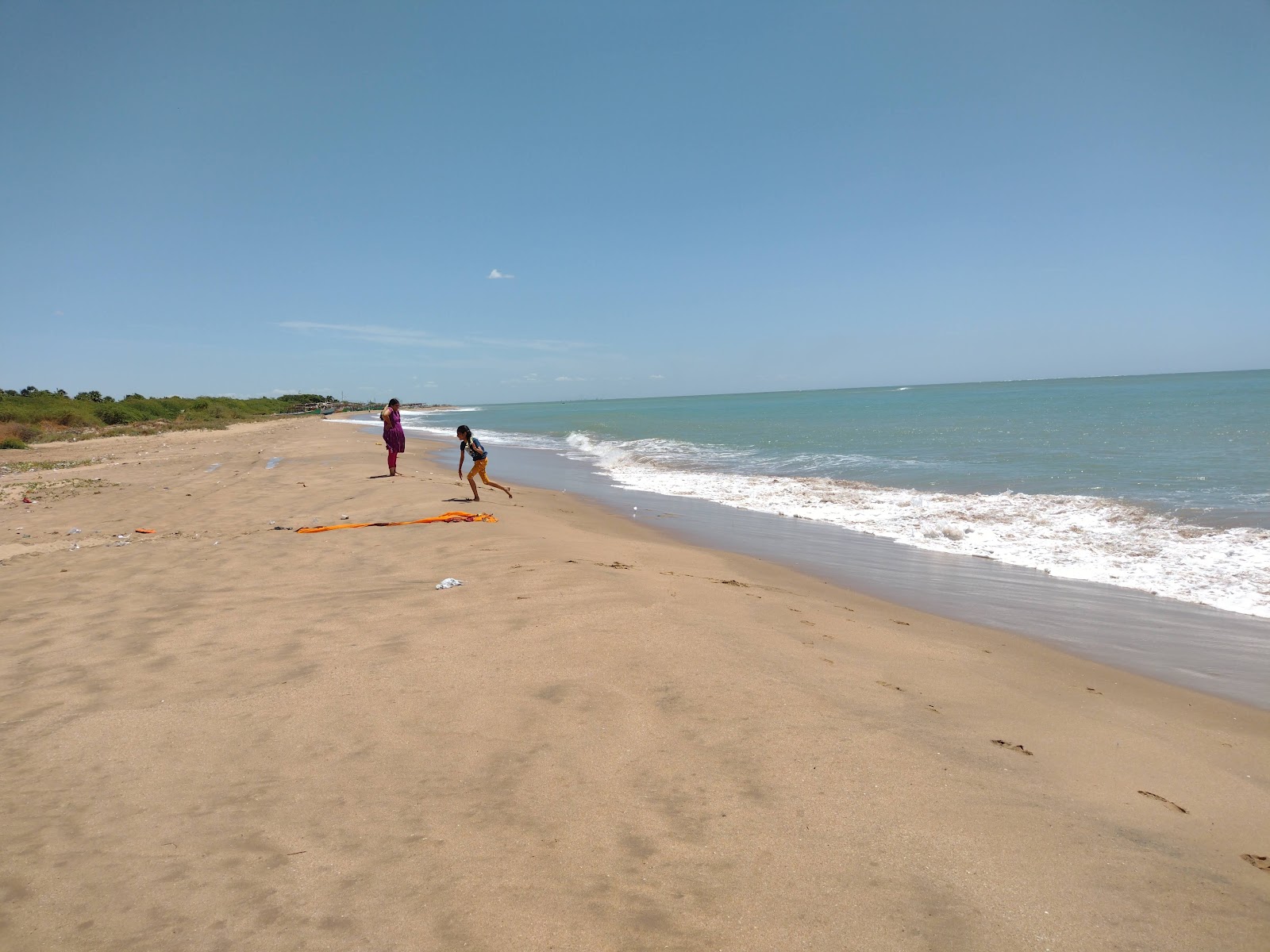 Fotografija Kayalpatnam Beach z svetel pesek površino