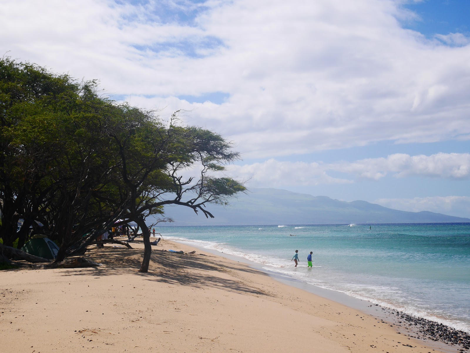 Foto de Ukumehame Beach Park apoiado por penhascos