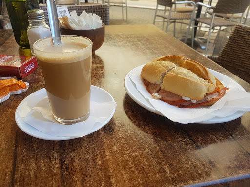 El Caliente Cafe - Bar - C. Real, 68, 29680 Estepona, Málaga