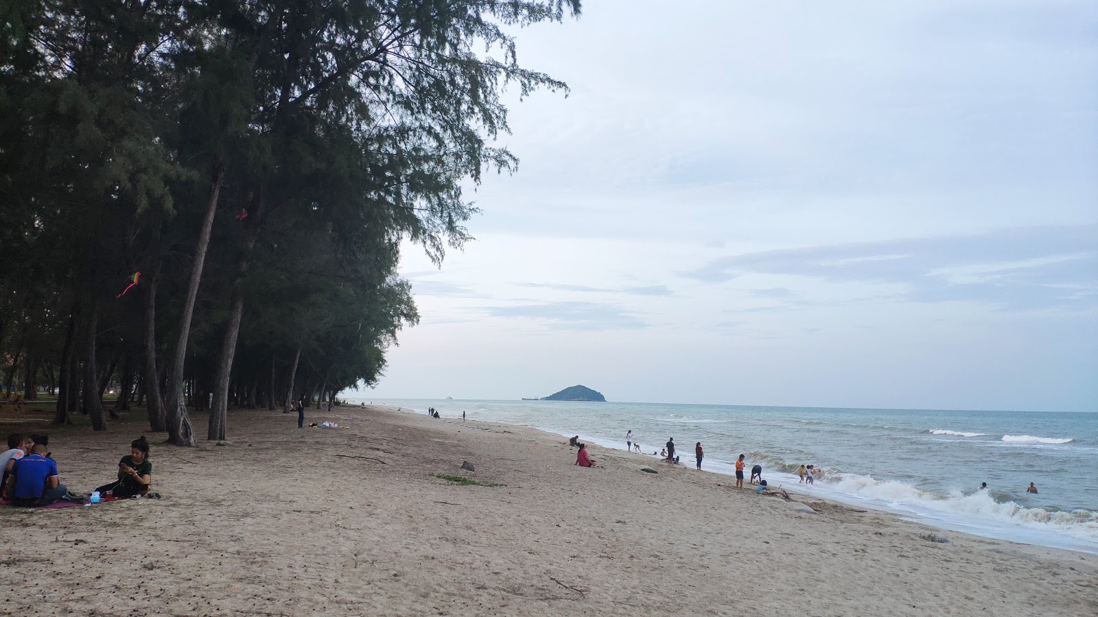 Fotografija Chalatat Beach z dolga ravna obala