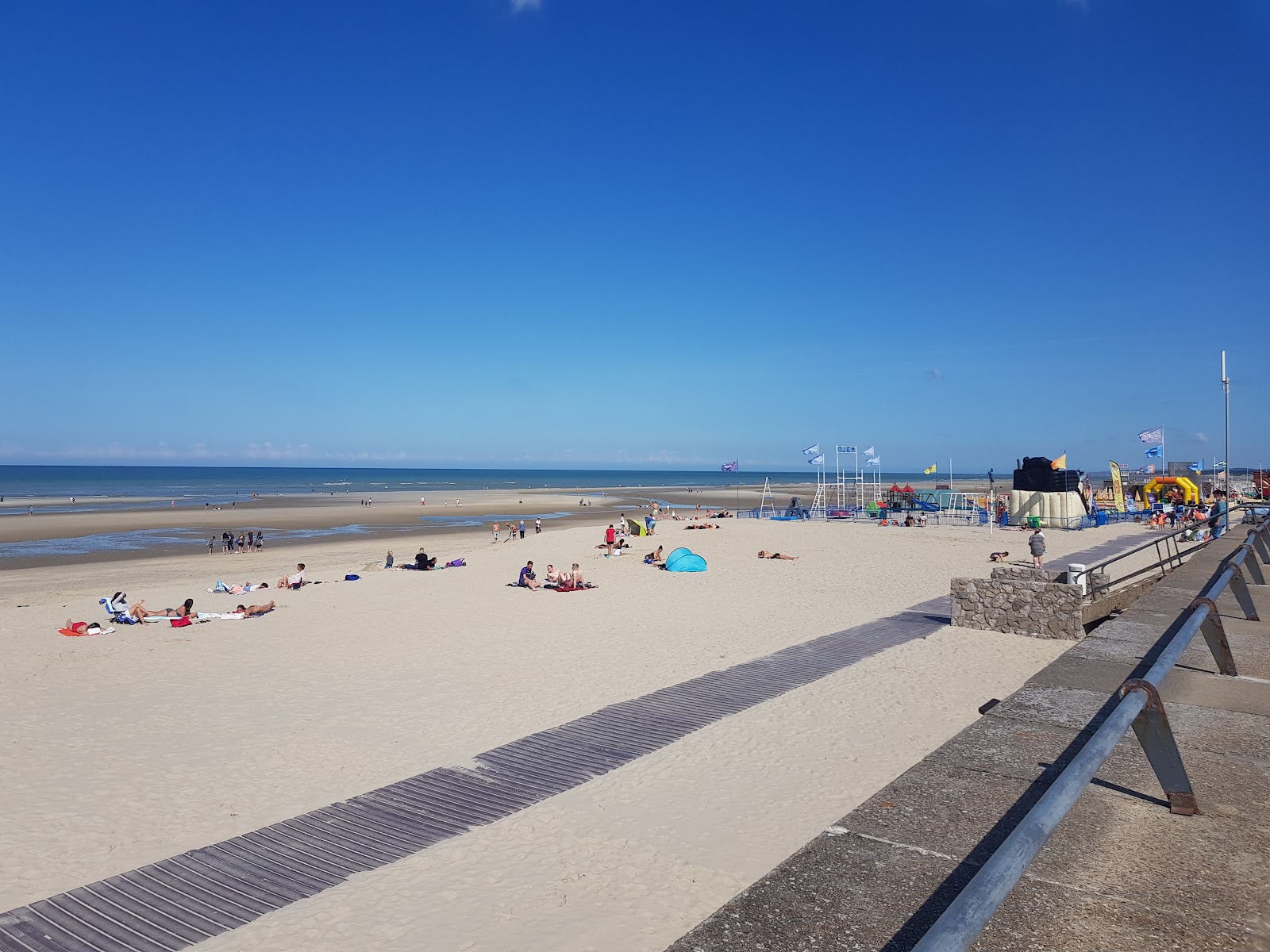 Photo of Le Touquet beach with turquoise water surface