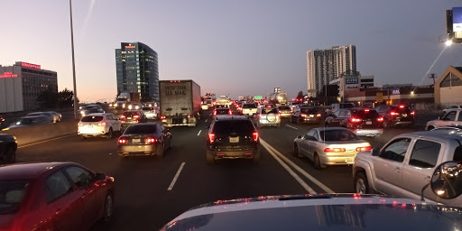 Shopping Mall «Powell Street Plaza Shopping Center», reviews and photos, 5795 Christie Ave, Emeryville, CA 94608, USA