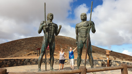 Estatuas de Guise y Ayose