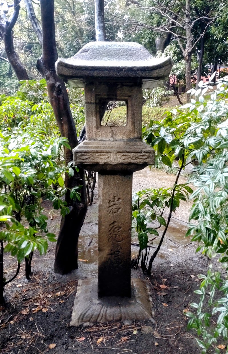 岩亀楼の石灯籠