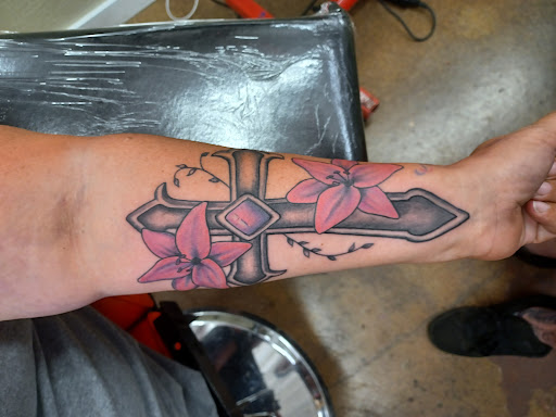 Tattoo Shop «Idle Hands Tattoo & Piercing», reviews and photos, 929 W Douglas Ave, Wichita, KS 67213, USA