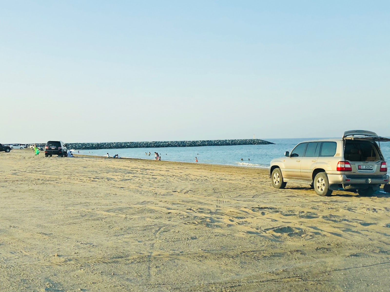 Foto van Kalba Beach met recht en lang