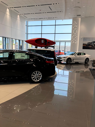 Car Dealer «Summit Place Kia», reviews and photos, 2200 Elizabeth Lake Rd, Waterford Twp, MI 48328, USA