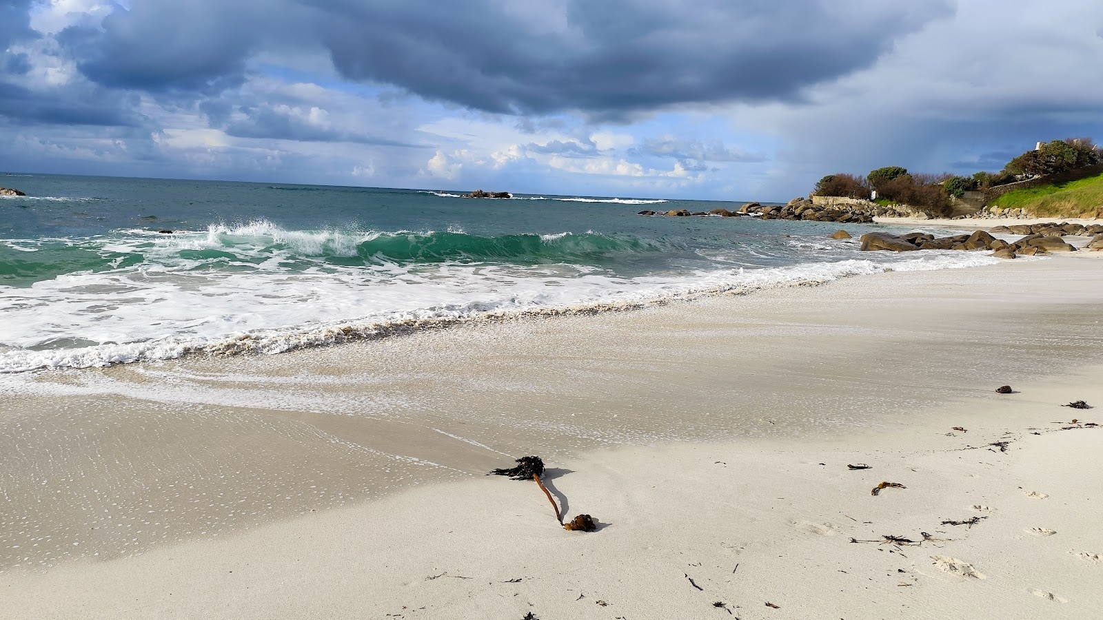 Plage de Menfig'in fotoğrafı geniş bir kıyı şeridi ile birlikte