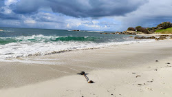 Plage de Menfig'in fotoğrafı geniş bir kıyı şeridi ile birlikte