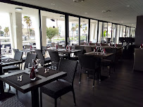 Atmosphère du Restaurant méditerranéen Brasserie La Plage - Au bord de l'étang - Vue sur Sète à Mèze - n°4