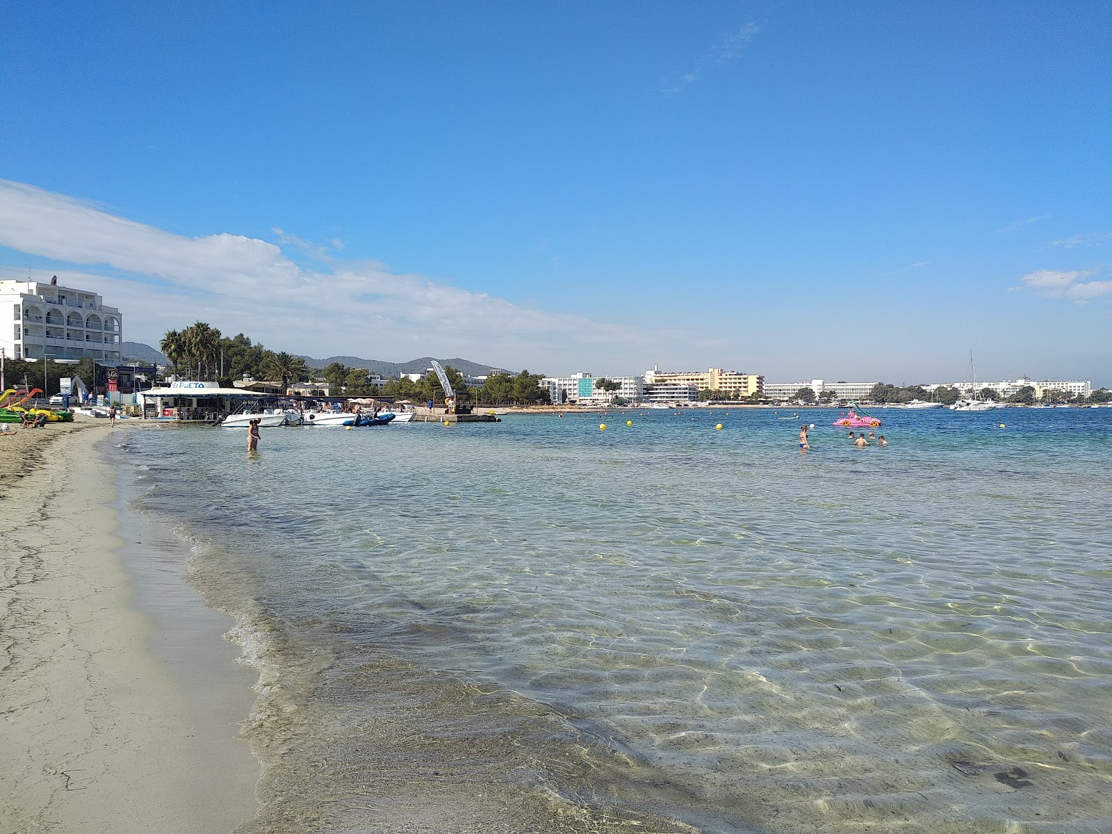 Foto van Playa es Pouet met turquoise puur water oppervlakte