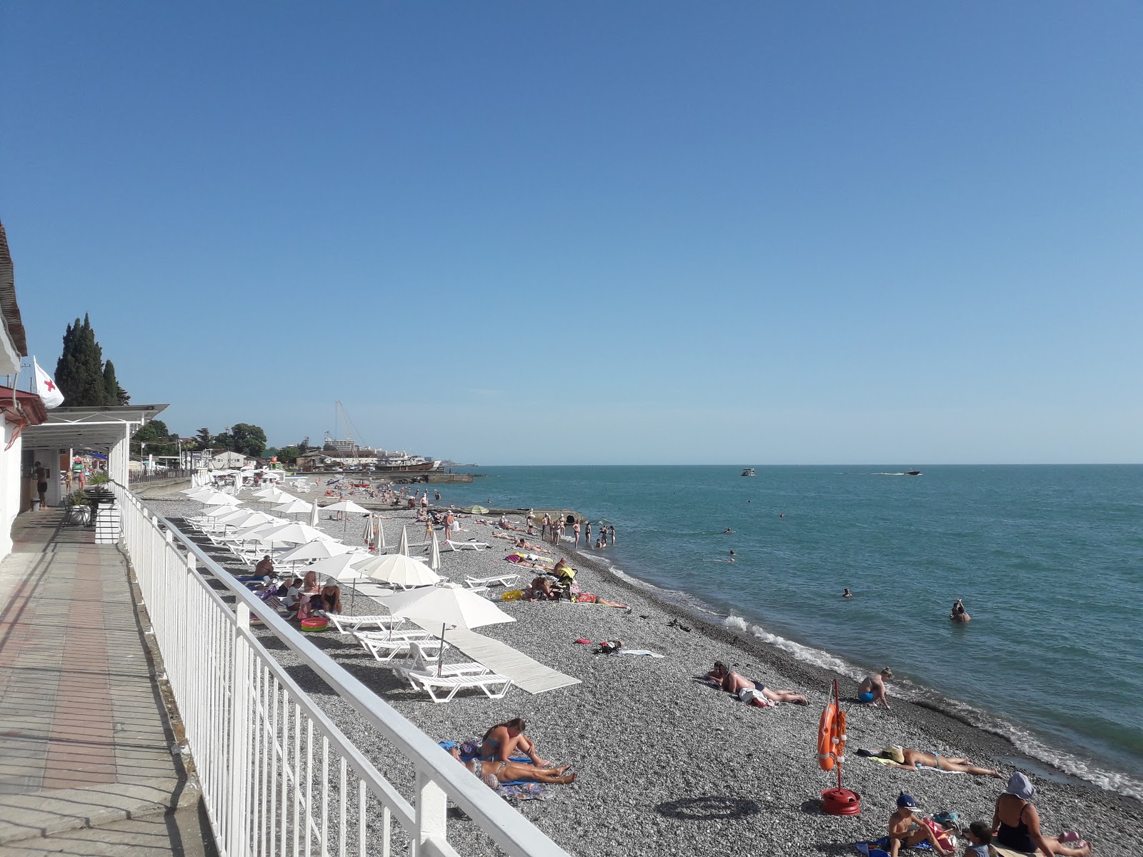 Fotografija Robinson beach z prostorni večplastni zalivi