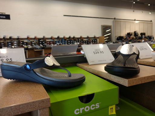 Shoe Store «DSW Designer Shoe Warehouse», reviews and photos, 7923 N Blackstone Ave, Fresno, CA 93720, USA