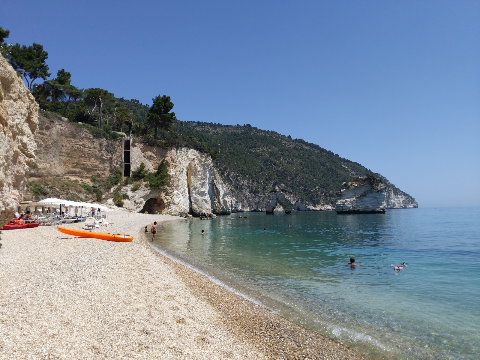 Foto van Strand van Baia dei Mergoli deels hotelgebied