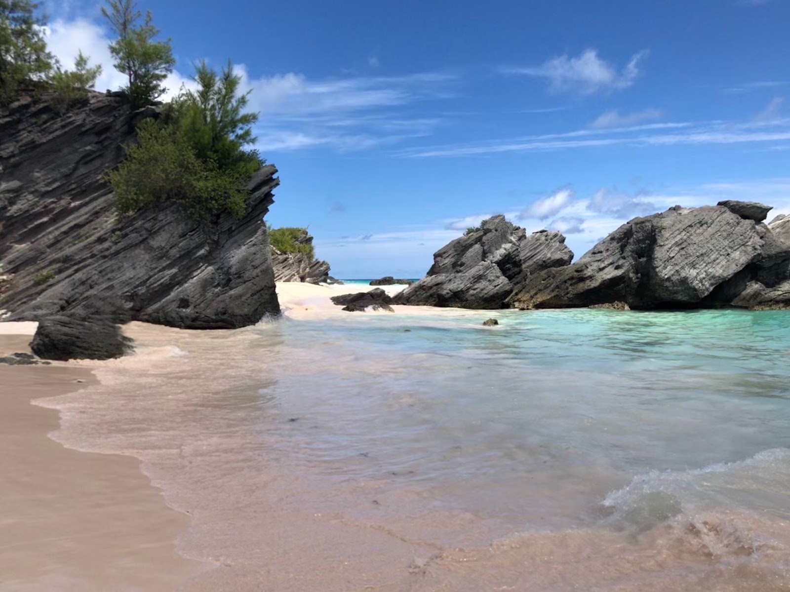 Foto de Butts Beach localizado em área natural