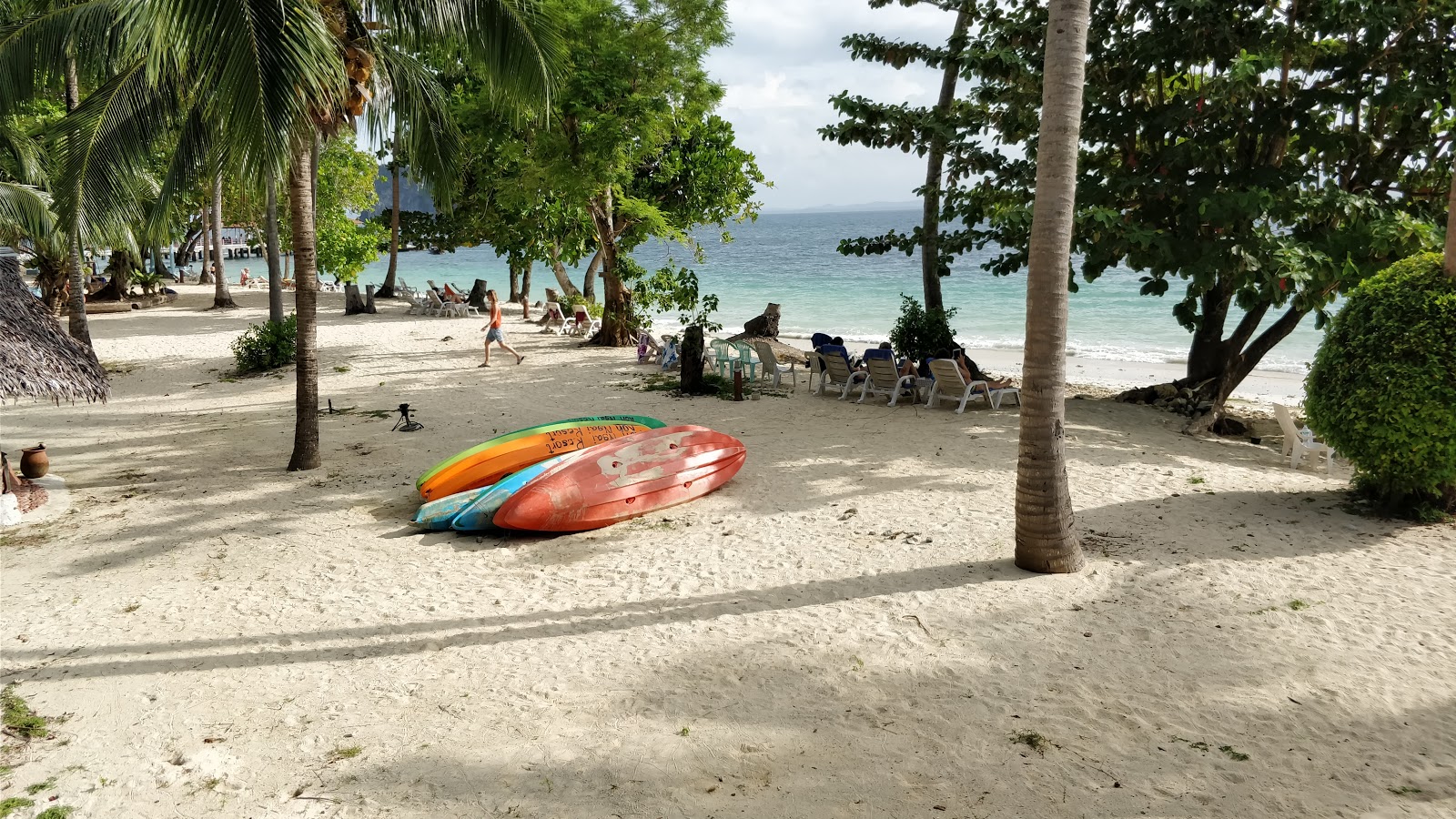 Fotografija Koh Ngai Resort Beach podprto z obalami