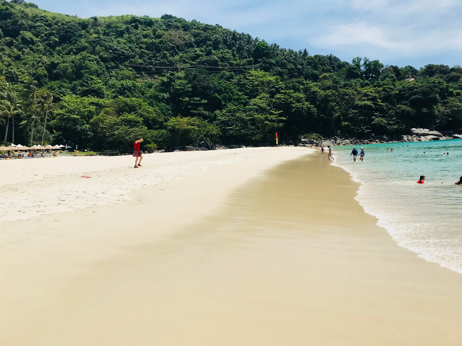 Foto van Karon Noi Strand en de nederzetting