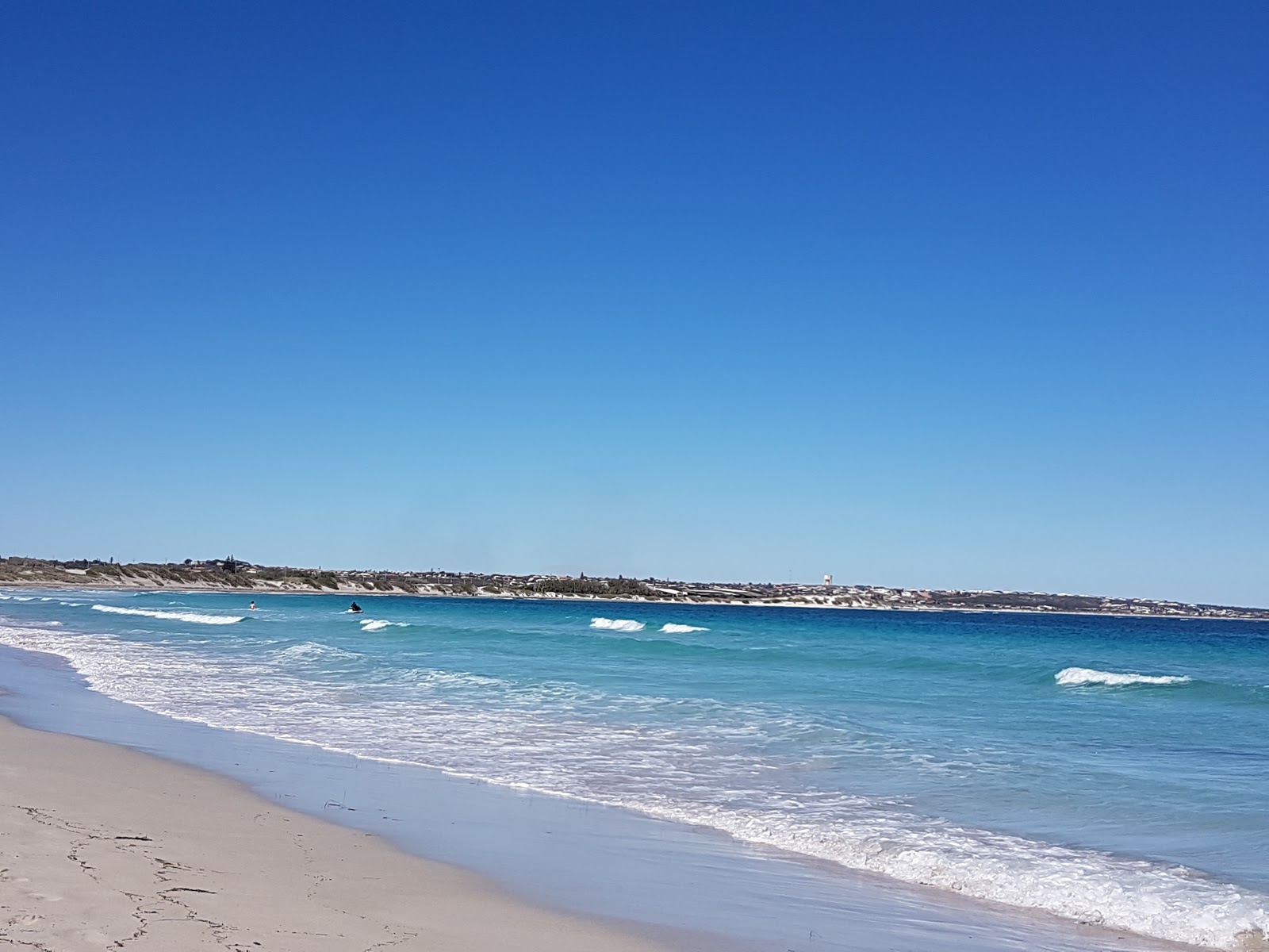 Φωτογραφία του Greys Beach με μπεζ άμμος επιφάνεια