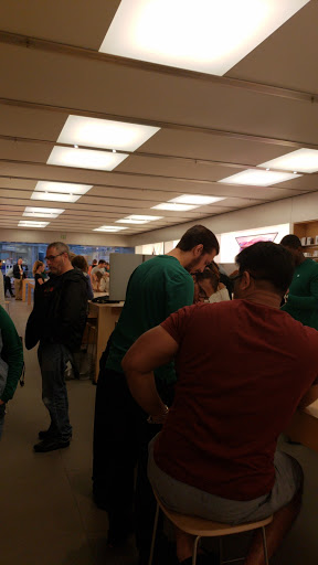 Computer Store «Apple Columbia», reviews and photos, 10300 Little Patuxent Pkwy, Columbia, MD 21044, USA