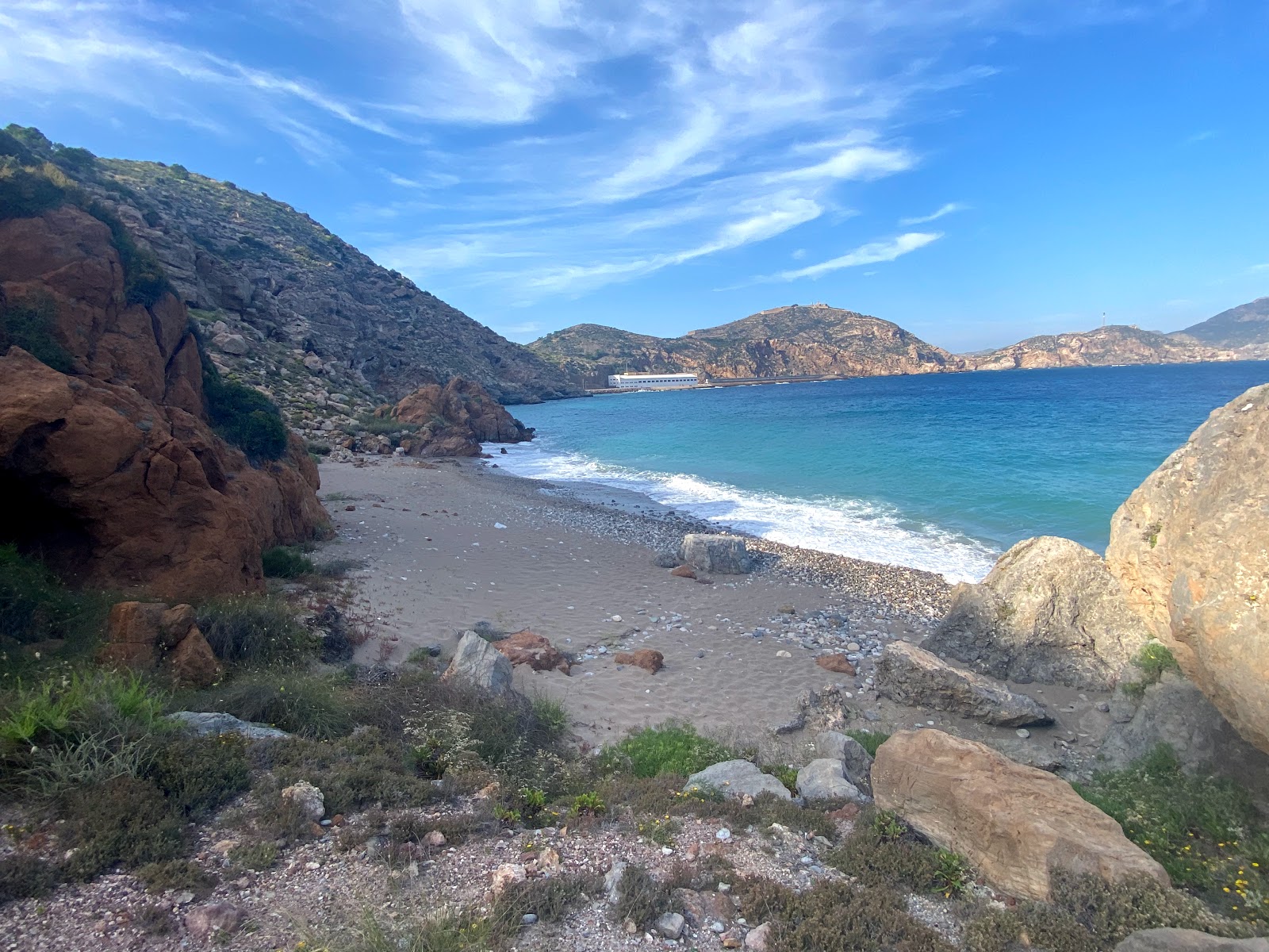 Foto von Playa de la Parajola mit grauer sand & kiesel Oberfläche
