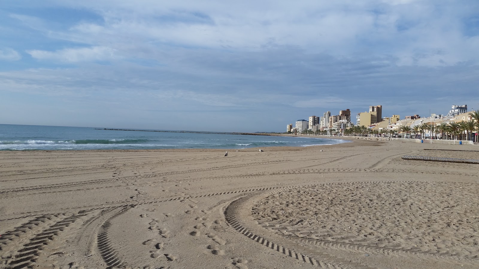 Zdjęcie Playa del Campello z powierzchnią beżowy piasek