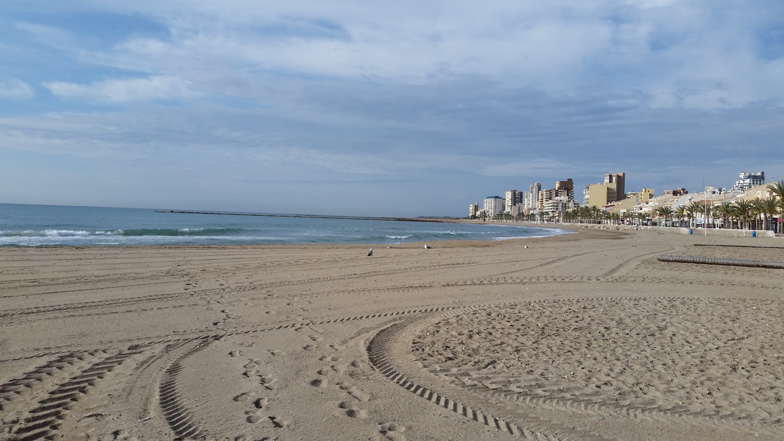 Photo de Playa del Campello avec sable lumineux de surface