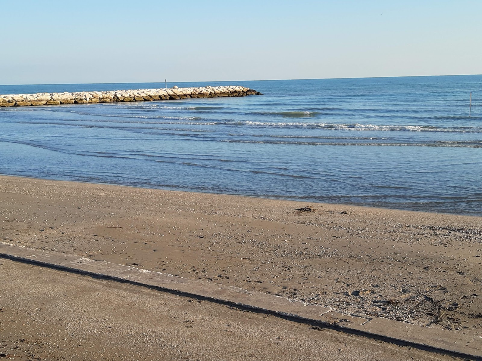 Fotografie cu Spiaggia di Caorle - locul popular printre cunoscătorii de relaxare