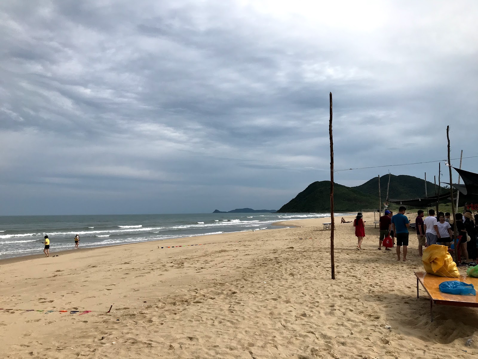 Fotografija Minh Chau Beach z svetel pesek površino