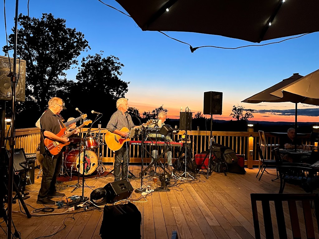 Woods Tavern Bar And Grill 10562