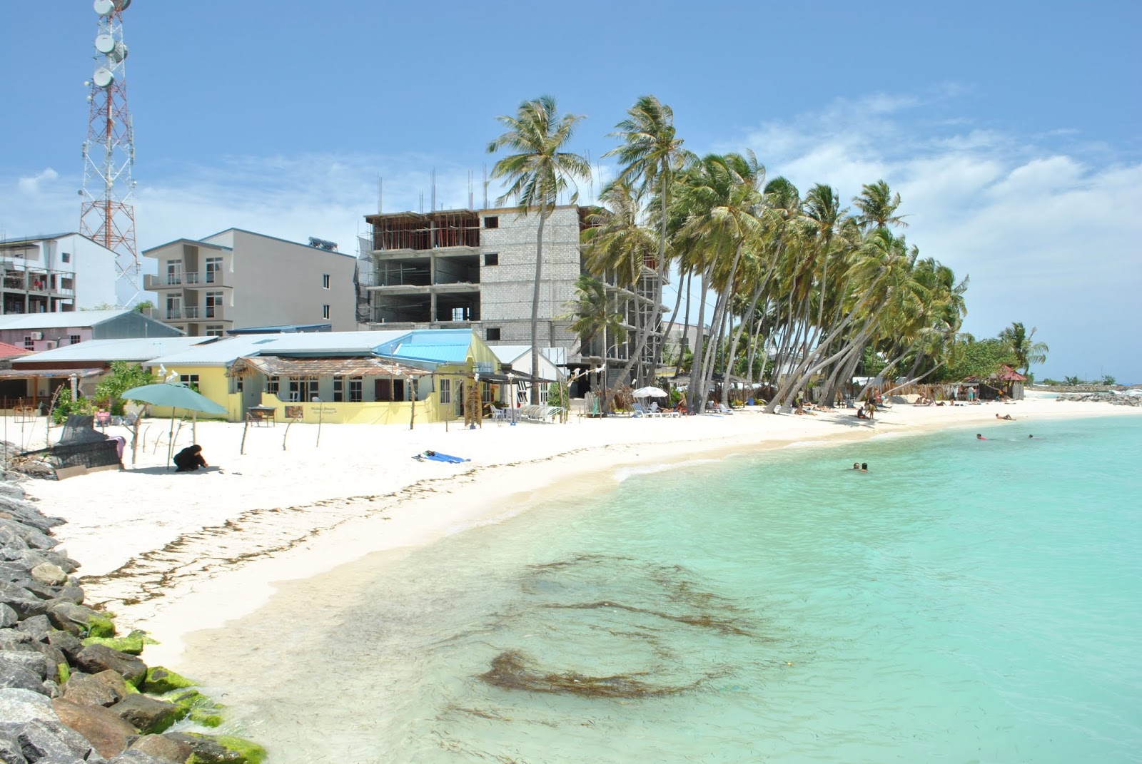 Foto von Maafushi Beach mit türkisfarbenes wasser Oberfläche