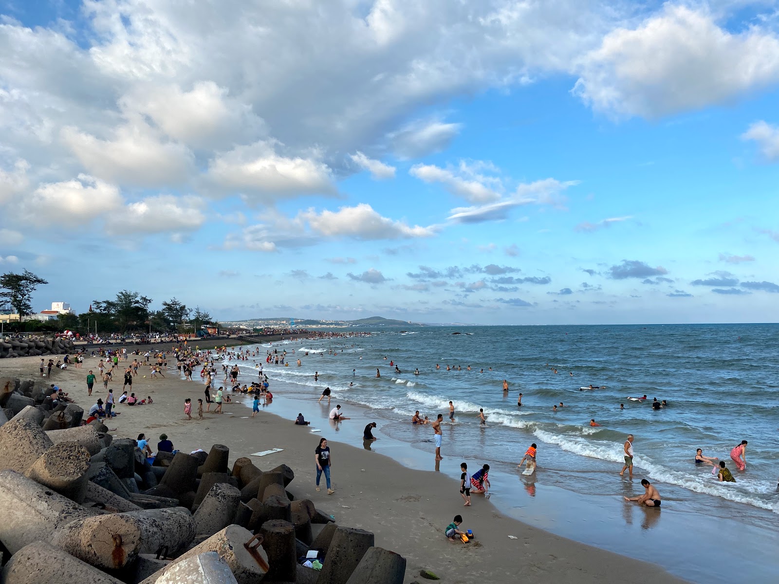 Zdjęcie Thuong Chanh beach z powierzchnią beżowy piasek