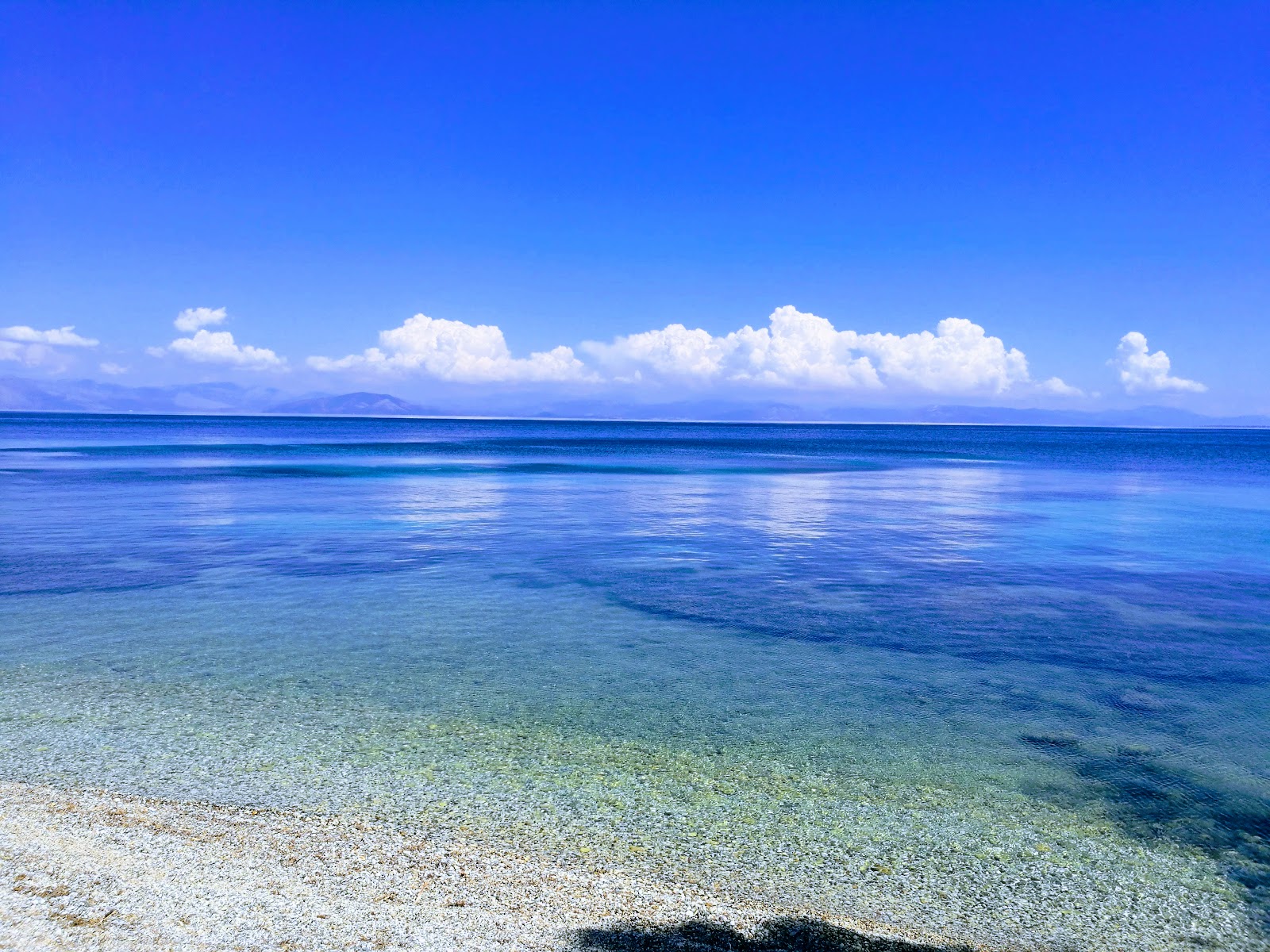 Kerkyras Aisthiseis Plajı'in fotoğrafı turkuaz saf su yüzey ile