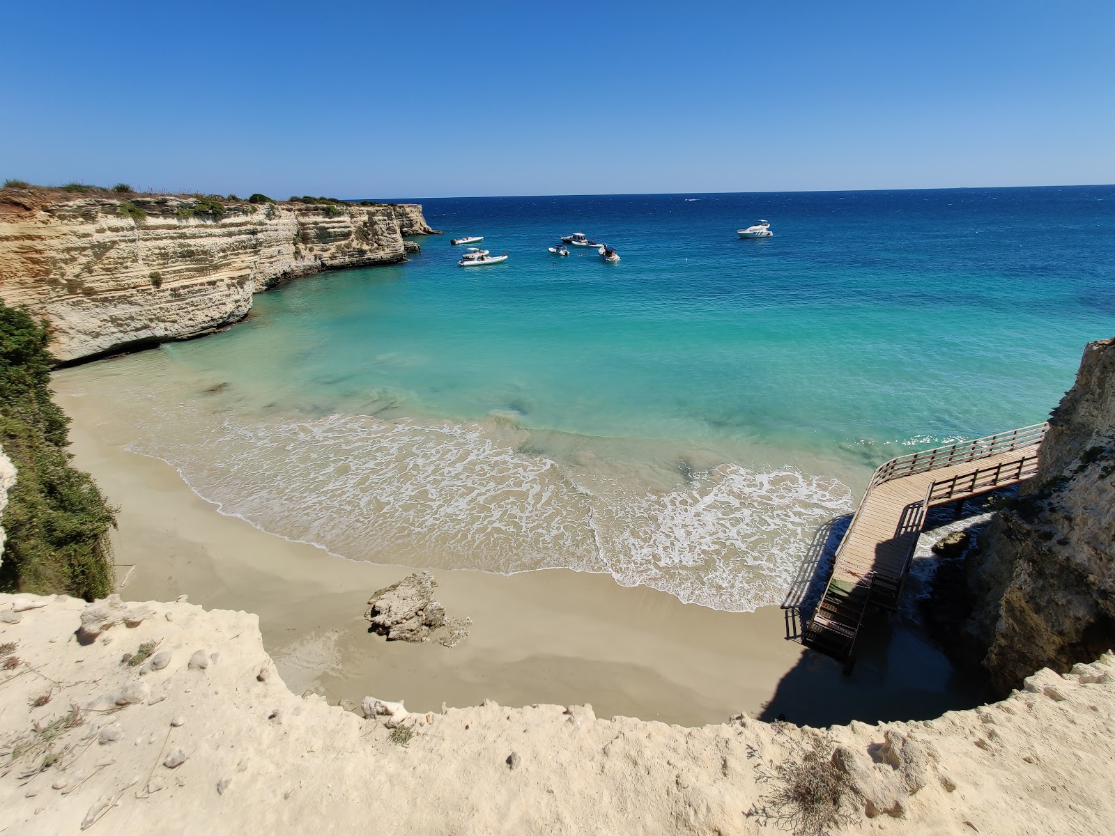 Photo de Spiaggia di Mulino D'Acqua avec sable lumineux de surface