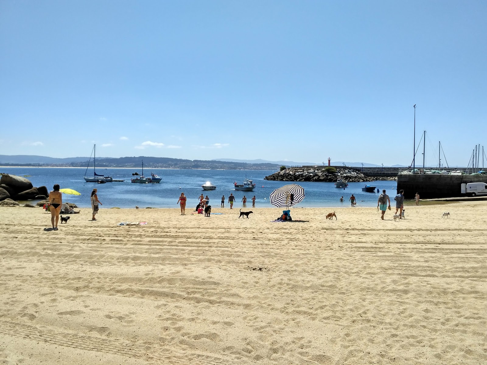 Photo de Dog beach O Espino avec l'eau cristalline de surface