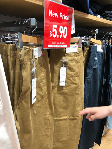 Stores to buy women's pants Honolulu