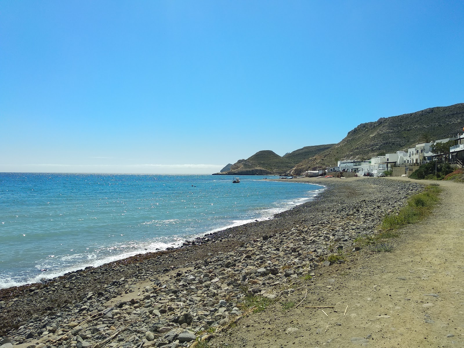 Foto av Playa de las Negras med harmaa hiekka ja kivi yta