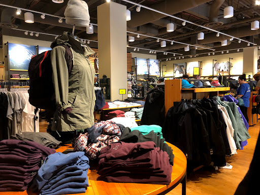 Clothing Store «Eddie Bauer Outlet», reviews and photos, 18501 Outlet Blvd #300, Chesterfield, MO 63005, USA