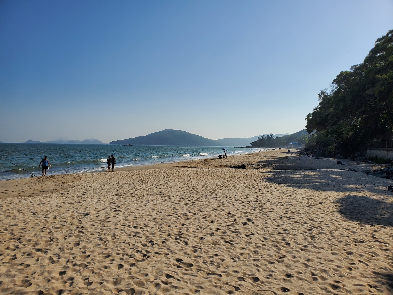 Fotografie cu Lower Cheung Sha Beach - locul popular printre cunoscătorii de relaxare