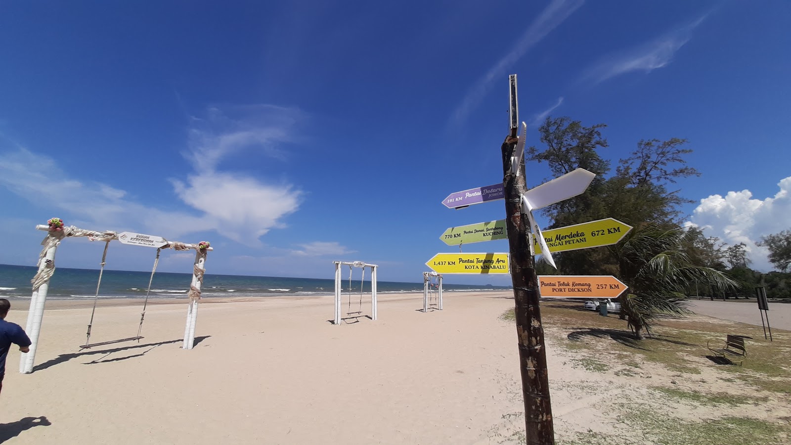 Zdjęcie Hiburan Beach z powierzchnią jasny piasek