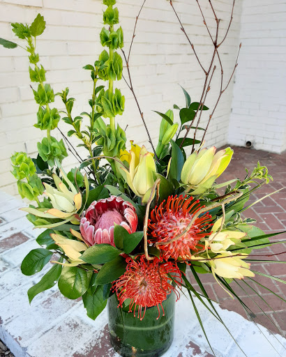 Florist «K & M Floral & Interior Plant Designs», reviews and photos, 537 Main St, Woodland, CA 95695, USA