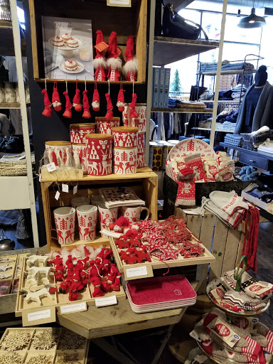 Clothing Store «Planet Access Company Store», reviews and photos, 4727 N Lincoln Ave, Chicago, IL 60625, USA