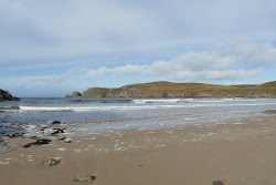 Photo de Farr Beach entouré de montagnes