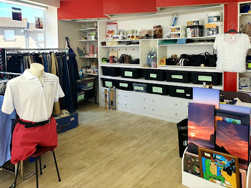 Magasin d'articles d'occasion Boutique solidaire Croix-Rouge Chabanais