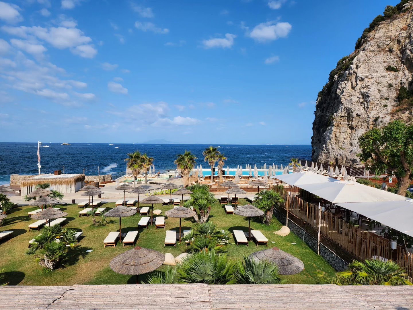 Foto de Maya Beach Experience apoiado por penhascos