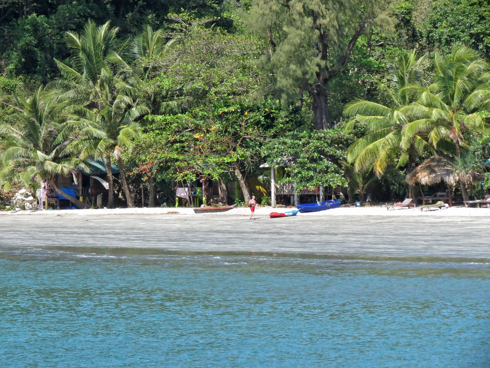 Photo de Koh Chang Beach protégé par des falaises