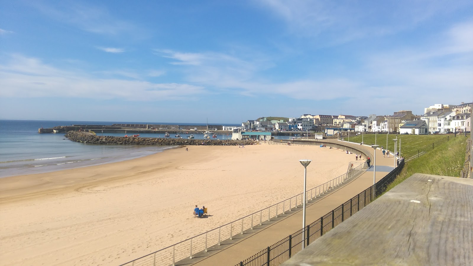 Foto de West Strand Beach con arena brillante superficie