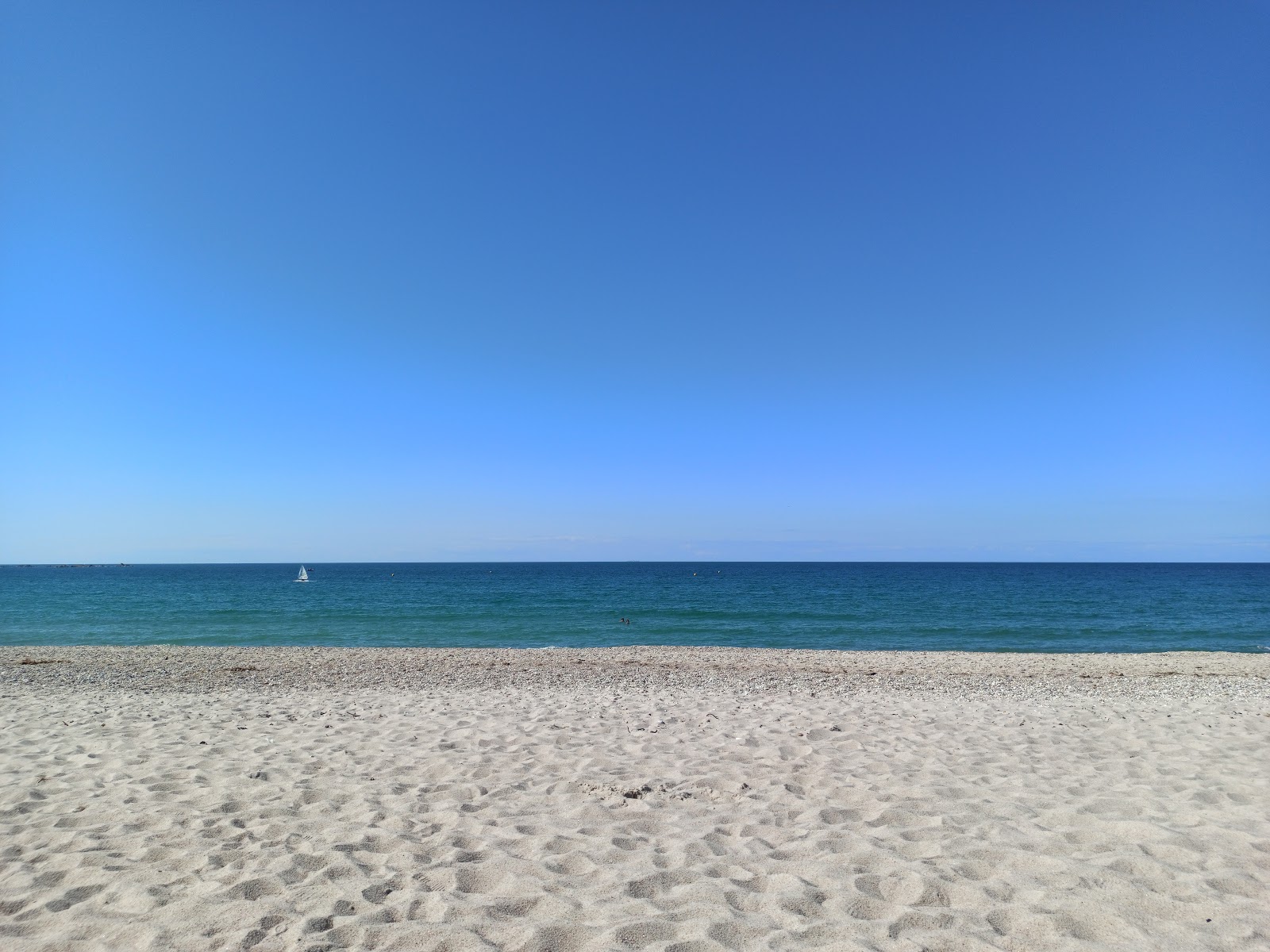 Fotografie cu Plage de la Mondree cu o suprafață de apa pură turcoaz