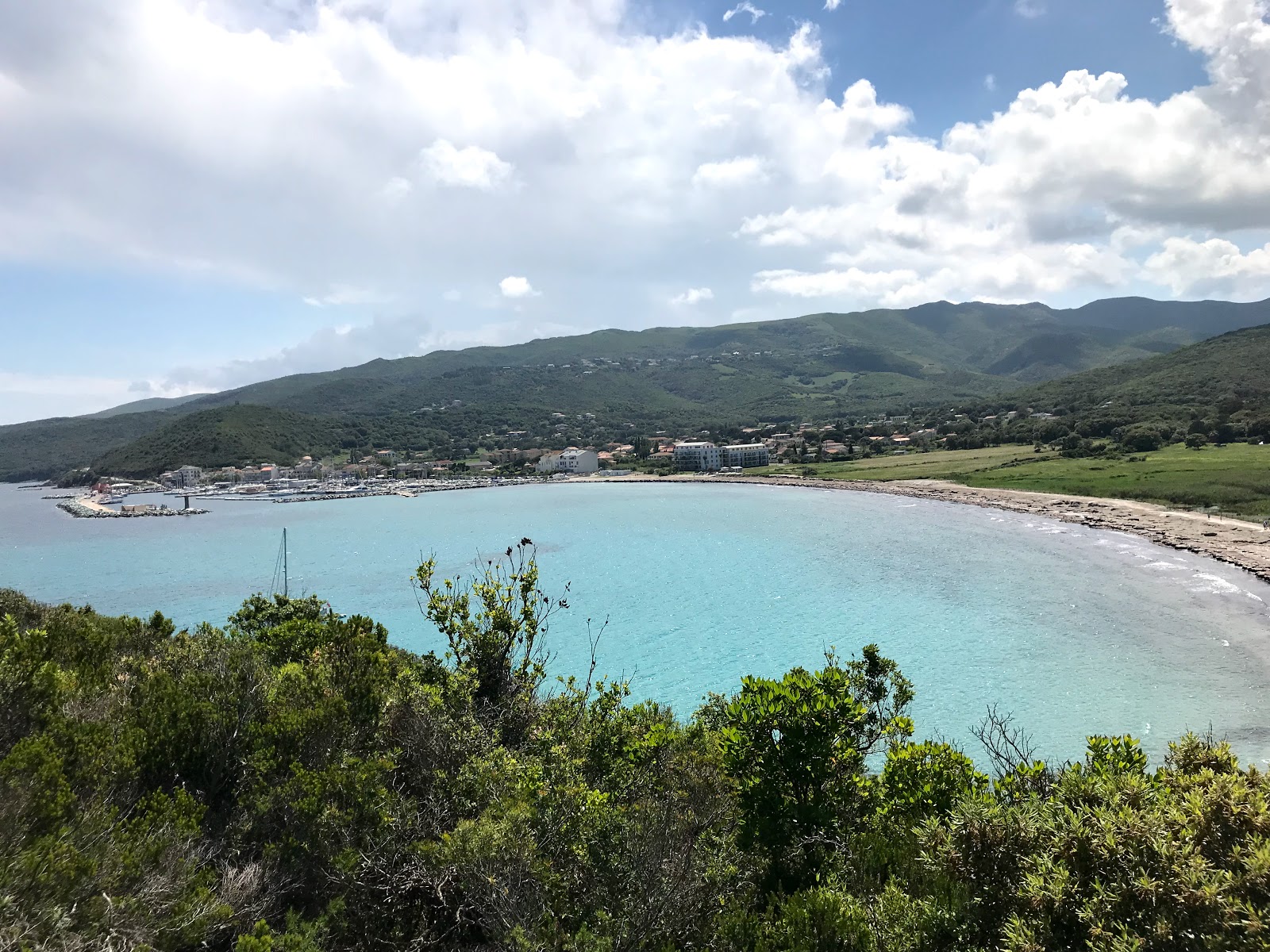 Fotografie cu Macinaggio beach sprijinit de stânci
