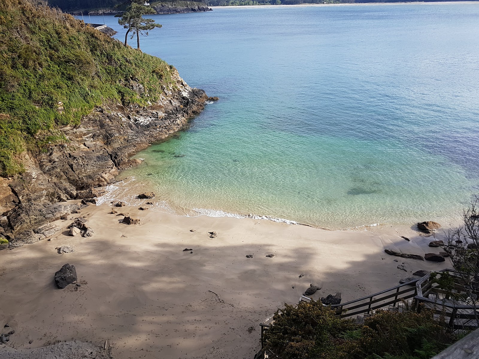 Foto di Cala Sonreiras con una superficie del acqua cristallina